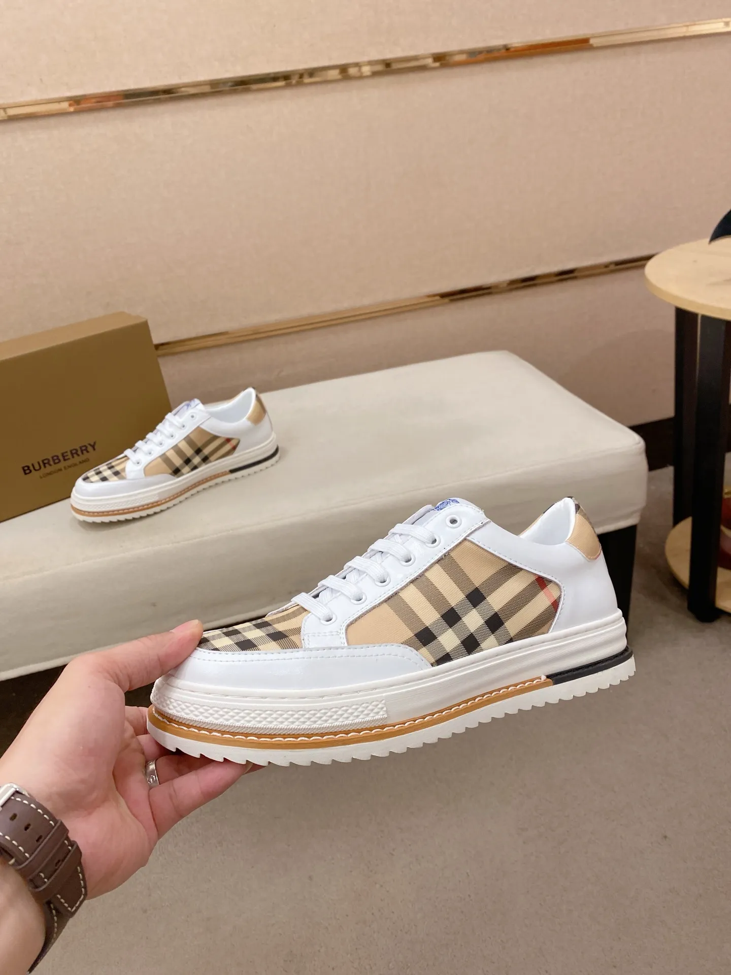 Men's shoes 💰: 420💰🇮🇹🇮🇹BURBERRY's top purchasing agents are available simultaneously at the counter. 🔍🔍On sale at the same time. Positive code number: 38-44 Italian imported first-layer cowhide with fabric. Fully imported sheepskin lining, sole: the original sole is specially provided by the original factory, the exclusive movable molded sole is super comfortable, the original factory follows the order, 🔍🔍high quality, you can go in and out of the counter at will, welcome to compare. Can be customized. 45 non-refundable